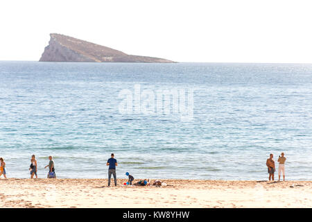 Strand Poniente, Benidorm, Costa Blanca, Spanien, 01. Januar 2018. Touristen und Einheimische in Scharen zu den Strand in Benidorm, Spanien wie die Mini Hitzewelle wkth temps in der Mitte 20 Celsius fort. Credit: Mick Flynn/Alamy leben Nachrichten Stockfoto