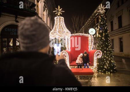 Lodz, Polen. 1 Jan, 2018. Ein Mann nimmt Fotos seiner Kinder das Neue Jahr zu feiern in Lodz, Polen, zum 31.12.2017. Credit: Chen Xu) (Cl/Xinhua/Alamy leben Nachrichten Stockfoto