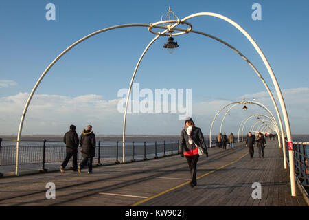 Southport, Merseyside, UK. 01 Jan, 2018. UK Wetter. Sonnige & Brisk windigen Tag für pier Wanderer im Resort. Hunderte Bewohner und Urlauber nutzten das sonnige Wetter, am Anfang des Tages, in einem Pier zu schlendern und einen lebhaften frische Meeresbrise in der Küstenstadt zu genießen. Credit: MediaWorldImages/Alamy leben Nachrichten Stockfoto