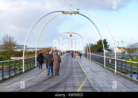 Sonnigen Tag der neuen Jahre, Southport, Merseyside. 1. Januar 2018. UK Wetter. Menschen abblasen Silvesternacht Spinnweben durch einen gemütlichen bike Spaziergang entlang der berühmten Seebrücke im Winter Sonnenschein in Southport, Merseyside. Credit: cernan Elias/Alamy leben Nachrichten Stockfoto