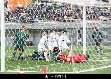 Saitama, Japan. 31 Dez, 2017. Shohei team Gruppe, Hiroshima Minami team Gruppe Fußball: 96th All Japan High School Soccer Turnier zwischen Shohe 1-1 Hiroshima Minami in NACK 5 Stadion Omiya in Saitama, Japan. Credit: yohei Osada/LBA SPORT/Alamy leben Nachrichten Stockfoto