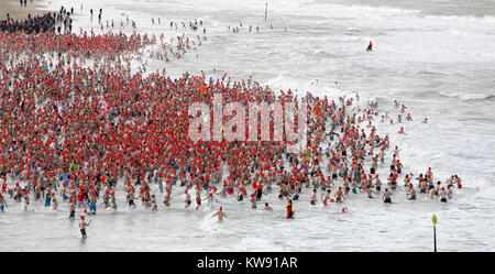 Scheveningen, Niederlande. 1 Jan, 2018. Tauchen Der traditionellen (Niuewjaarsduik) vor dem Kurhaus und der Seebrücke von Scheveningen. Credit: Kim Kaminski/Alamy leben Nachrichten Stockfoto