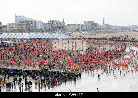 Scheveningen, Niederlande. 1 Jan, 2018. Tauchen Der traditionellen (Niuewjaarsduik) vor dem Kurhaus und der Seebrücke von Scheveningen. Credit: Kim Kaminski/Alamy leben Nachrichten Stockfoto