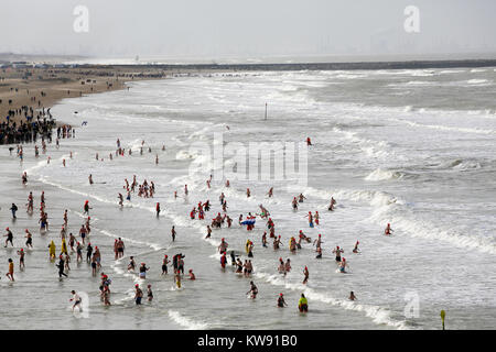 Scheveningen, Niederlande. 1 Jan, 2018. Tauchen Der traditionellen (Niuewjaarsduik) vor dem Kurhaus und der Seebrücke von Scheveningen. Credit: Kim Kaminski/Alamy leben Nachrichten Stockfoto