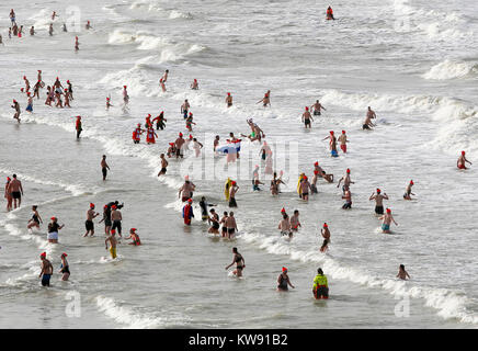 Scheveningen, Niederlande. 1 Jan, 2018. Tauchen Der traditionellen (Niuewjaarsduik) vor dem Kurhaus und der Seebrücke von Scheveningen. Credit: Kim Kaminski/Alamy leben Nachrichten Stockfoto