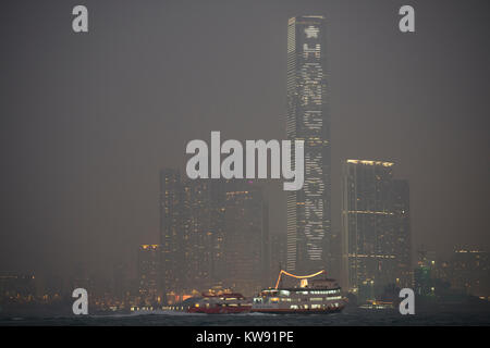 Hongkong, 1. Januar, 2018. Starke Verschmutzung und Haze und deckt die Skyline am Neujahrstag 2018. Credit: Bob Henry/Alamy leben Nachrichten Stockfoto