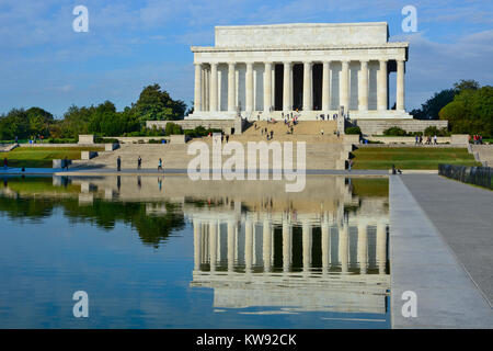 Äußere des Lincoln Memorial, Washington DC, USA auf einem hellen, sonnigen Tag mit blauen Himmel Stockfoto