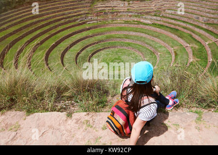 Touristen auf der Suche nach heiligen Tal der Inkas in Moray Peru Stockfoto