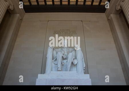 Nahaufnahme innen geschossen von Marmor Statue von Abraham Lincoln sitzen Betrachtung in das Lincoln Memorial, Washington DC, USA Stockfoto