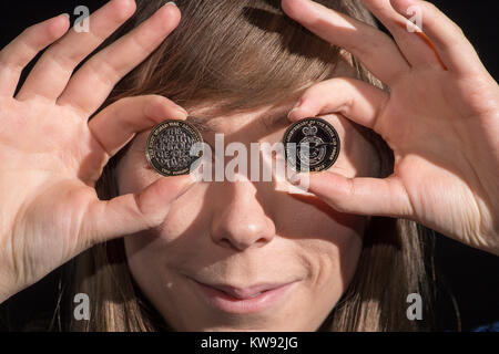 Montag, Januar 1, 0001 Alex Powell von der Royal Mint, Llantrisant, Wales verhangen, hält zwei neue Ausleihe & Pfund; 2 Münzen, einer mit einem Design zum Gedenken an den 100. Jahrestag des Ersten Weltkriegs Waffenstillstand, Links, und ein Design zu Ehren der Gründung der Royal Air Force in 1918, rechts. Stockfoto