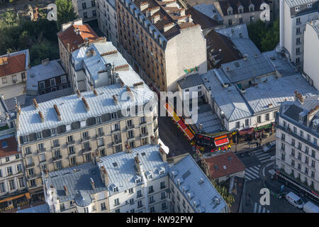 Frankreich, Paris (75), Montparnasse, Blick auf die Rue de la Gaité und Rue du Maine. Stockfoto