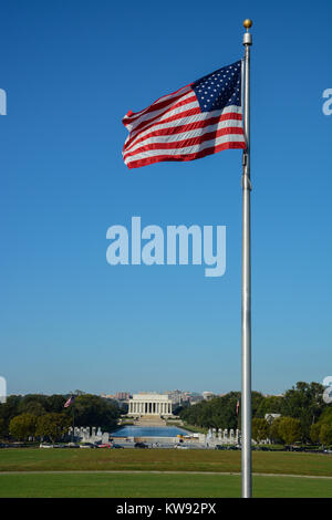 Close up Patriotische amerikanische Sternenbanner Flagge mit dem Lincoln Memorial in der Ferne, Washington DC, USA Stockfoto