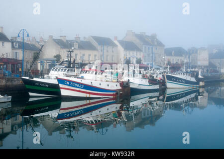 Flotte im Hafen von Port-en-Bessin, Normandie, an einem nebligen Morgen Stockfoto