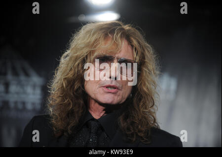 NEW YORK, NEW YORK - April 08: (EMBARGO BIS 16.04.2016) Musiker Lars Ulrich von Metallica stellt in der Presse Zimmer auf der 31. jährlichen Rock And Roll Hall Of Fame Induction Ceremony bei Barclays Center von Brooklyn am 8. April 2016 in New York City. Personen: David Coverdale Stockfoto