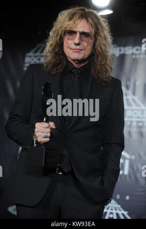 NEW YORK, NEW YORK - April 08: (EMBARGO BIS 16.04.2016) Musiker Lars Ulrich von Metallica stellt in der Presse Zimmer auf der 31. jährlichen Rock And Roll Hall Of Fame Induction Ceremony bei Barclays Center von Brooklyn am 8. April 2016 in New York City. Personen: David Coverdale Stockfoto