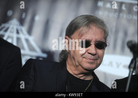 NEW YORK, NEW YORK - April 08: (EMBARGO BIS 16.04.2016) Musiker Lars Ulrich von Metallica stellt in der Presse Zimmer auf der 31. jährlichen Rock And Roll Hall Of Fame Induction Ceremony bei Barclays Center von Brooklyn am 8. April 2016 in New York City. Personen: Ian Paice Stockfoto