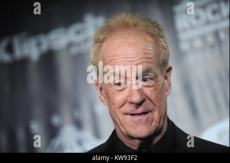 NEW YORK, NEW YORK - April 08: (EMBARGO BIS 16.04.2016) Musiker Lars Ulrich von Metallica stellt in der Presse Zimmer auf der 31. jährlichen Rock And Roll Hall Of Fame Induction Ceremony bei Barclays Center von Brooklyn am 8. April 2016 in New York City. Personen: James Pankow Stockfoto