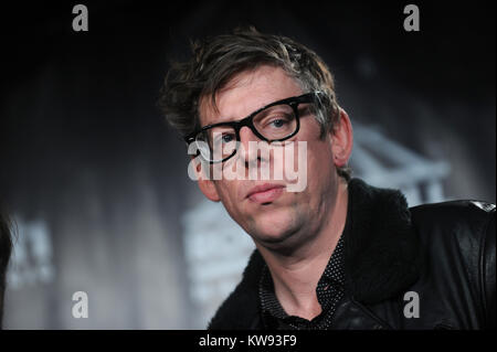 NEW YORK, NEW YORK - April 08: (EMBARGO BIS 16.04.2016) Musiker Lars Ulrich von Metallica stellt in der Presse Zimmer auf der 31. jährlichen Rock And Roll Hall Of Fame Induction Ceremony bei Barclays Center von Brooklyn am 8. April 2016 in New York City. Personen: Patrick Carney Stockfoto