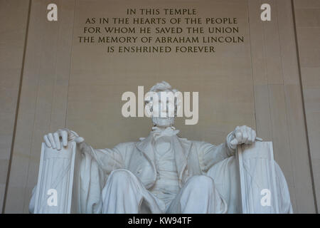 Nahaufnahme innen geschossen von Marmor Statue von Abraham Lincoln sitzen Betrachtung in das Lincoln Memorial, Washington DC, USA Stockfoto