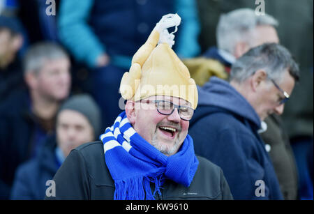 Fans, die bei einem Spiel zwischen Brighton und Hove Albion und Watford einen schrulligen Weihnachts-truthahn-Hut tragen. Dezember 2017 Foto Simon Dack/Teleobjektive nur für redaktionelle Verwendung. Kein Merchandising. Für Football Images gelten Einschränkungen für FA und Premier League, inc. Keine Internet-/Mobilnutzung ohne FAPL-Lizenz. Weitere Informationen erhalten Sie bei Football Dataco Stockfoto