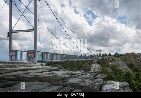 Die Meile - hoher Swinging Bridge ist die populärste Attraktion an Grandfather Mountain State Park. Die Brücke wurde 1952 erbaut, die den Berg von seinem Großvater geerbt. Die Anlage ist so zu betreiben, dass eine privat gehaltene bewahren und touristische Attraktion, bis 2008, als North Carolina haben, etwas von dem Land und dem State Park System. Stockfoto