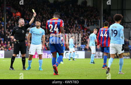 Von Manchester City Leroy Sane (rechts) erhält eine gelbe Karte während der Premier League Spiel im Selhurst Park, London. Stockfoto