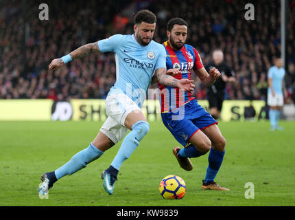 Von Manchester City Kyle Walker und Crystal Palace Andros Townsend Kampf um den Ball während der Premier League Spiel im Selhurst Park, London. PRESS ASSOCIATION Foto. Bild Datum: Sonntag, 31. Dezember 2017. Siehe PA-Geschichte FUSSBALL-Palast. Photo Credit: Steven Paston/PA-Kabel. Einschränkungen: EDITORIAL NUR VERWENDEN Keine Verwendung mit nicht autorisierten Audio-, Video-, Daten-, Spielpläne, Verein/liga Logos oder "live" Dienstleistungen. On-line-in-Verwendung auf 75 Bilder beschränkt, kein Video-Emulation. Keine Verwendung in Wetten, Spiele oder einzelne Verein/Liga/player Publikationen. Stockfoto