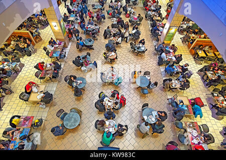 Ein Photoshop manipuliert Blick auf die überfüllten Food Court im Queens Center Shopping Mall in Elmhurst, Queens, New York City. Stockfoto