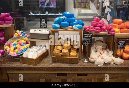 Schöne und bunte Anzeige von Seifen für Verkauf an Üppigen, eine handgemachte Naturkosmetik Store unter Roosevelt Field shopping Center in Long Island, New York, präsent. Stockfoto