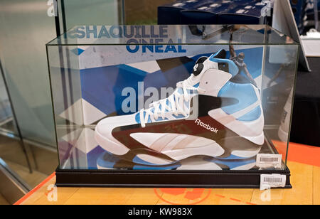 Größe 22 Reebok Shaq Angriff Modell Sneaker, der Typ und getragen von Shaquille O'Neal. Für den Verkauf an Steiners in Roosevelt Field Mall, Long Island, NY Stockfoto