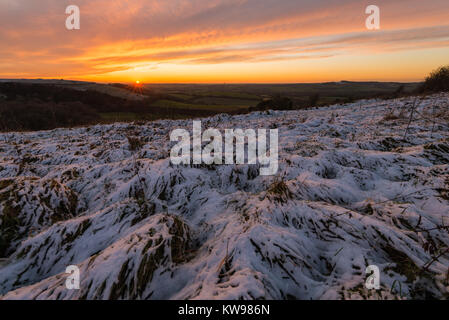 Schneebedeckte alte Winchester Hill, South Downs National Park, Hampshire, England, South UK Stockfoto