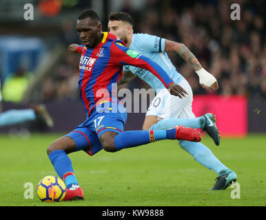 Crystal Palace Christian Benteke (links) und Manchester City Nicolas Otamendi Kampf um den Ball während der Premier League Spiel im Selhurst Park, London. PRESS ASSOCIATION Foto. Bild Datum: Sonntag, 31. Dezember 2017. Siehe PA-Geschichte FUSSBALL-Palast. Photo Credit: Steven Paston/PA-Kabel. Einschränkungen: EDITORIAL NUR VERWENDEN Keine Verwendung mit nicht autorisierten Audio-, Video-, Daten-, Spielpläne, Verein/liga Logos oder "live" Dienstleistungen. On-line-in-Verwendung auf 75 Bilder beschränkt, kein Video-Emulation. Keine Verwendung in Wetten, Spiele oder einzelne Verein/Liga/player Publikationen. Stockfoto