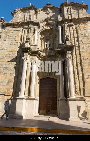 Fassade der Iglesia de San Mateo, St. Matthew's Church, Tarifa, Andalusien, Costa de la Luz, Spanien. Stockfoto