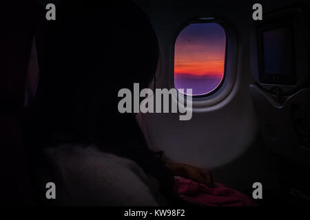 Blick aus einem Flugzeug außerhalb bis Sonnenuntergang Stockfoto