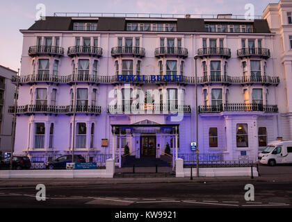 Royal Beach Hotel in der Dämmerung während der Weihnachtszeit an der Promenade von Southsea Stockfoto