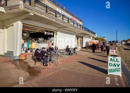 Die Menschen genießen den Winter Sonnenschein an der Küste von Clacton-on-Sea, Essex Stockfoto