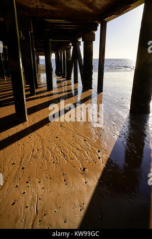 Die Pfeiler unter Clacton Pier Stockfoto