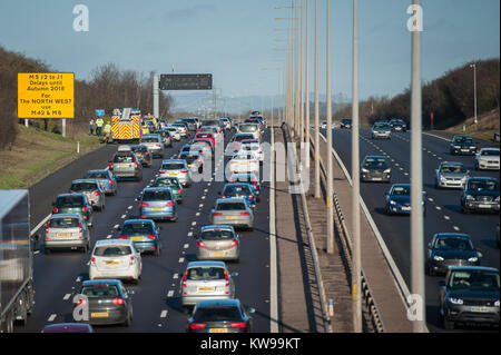 M5 zwischen Abfahrt 6 - 7, in der Nähe von Worcester, Worcestershire, Großbritannien. 26. Dezember 2017. Verkehrsstaus baut sich auf dem M5 Richtung Norden in der Nähe von Worcester d Stockfoto