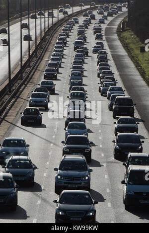 M5 zwischen Abfahrt 6 - 7, in der Nähe von Worcester, Worcestershire, Großbritannien. 26. Dezember 2017. Verkehrsstaus baut sich auf dem M5 Richtung Norden in der Nähe von Worcester d Stockfoto