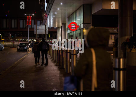 Blick auf Stop an Stratford City Bus Station, außerhalb der Westfield Shopping Centre in Stratford, London. Stockfoto