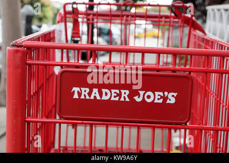 Der Trader Joe Lebensmittelgeschäft Warenkorb auf Hyperion Avenue im Silver Lake Gegend von Los Angeles, Kalifornien, KATHY DEWITT Stockfoto