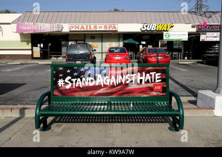 AIDS Healthcare Foundation # gegen Hate Campaign advert mit amerikanischer Flagge auf einer Bank in Silver Lake, Los Angeles, Kalifornien, KATHY DEWITT Stockfoto