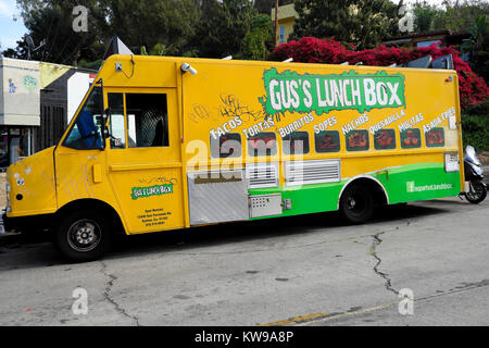 Gus's Lunch Box mexikanisches Essen Warenkorb gelbe Lastwagen van am Mittag in der Nähe von Silver Lake Los Angeles geparkt, Kalifornien USA KATHY DEWITT Stockfoto