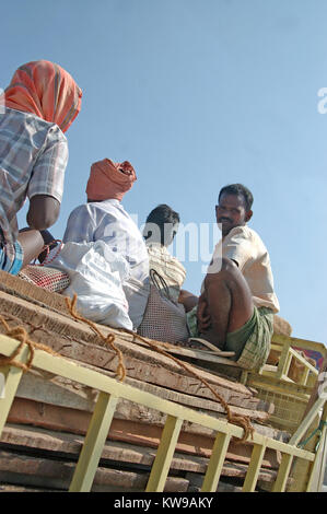 TIRUNELVELI, Tamil Nadu, Indien, 28. Februar 2009: Arbeiter Fahrt auf der Rückseite des Lkw am 28. Februar in Tamil Nadu, Südindien, 2009. Stockfoto