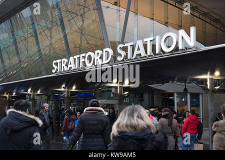 Blick auf den Haupteingang zum Bahnhof Stratford, London. Stockfoto