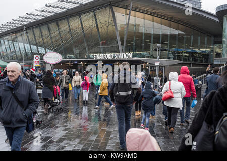 Blick auf den Haupteingang zum Bahnhof Stratford, London. Stockfoto