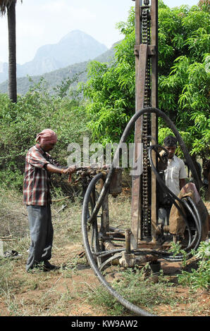 Inder bohren für Bohrung Wasser in Tamil Nadu Stockfoto