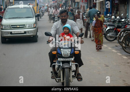 TAMIL NADU, INDIEN, ca. 2009: Ein unbekannter Mann und seinem dreijährigen Sohn auf einem Motorrad, ca. 2009 in Tamil Nadu, Indien. Motorräder sind gemeinsame Stockfoto