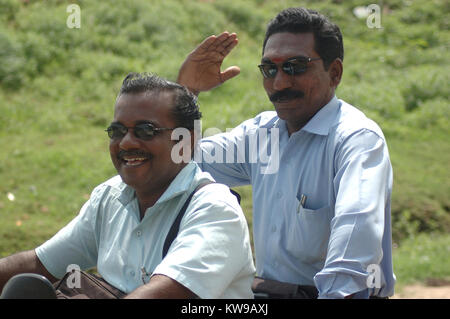 TAMIL NADU, INDIEN, ca. 2009: Unbekannter Männer Lächeln auf ihrem Motorrad, etwa in Tamil Nadu, Indien 2009. Motorräder sind häufig auf indischen Straßen. Stockfoto