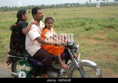 Familie auf Motorrad in Tamil Nadu, Südindien Stockfoto